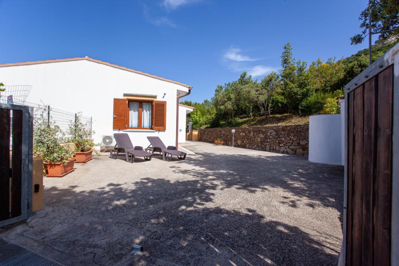 La Casa In Collina - Affittacamere Con Vista Mare Lu Lioni Exterior photo